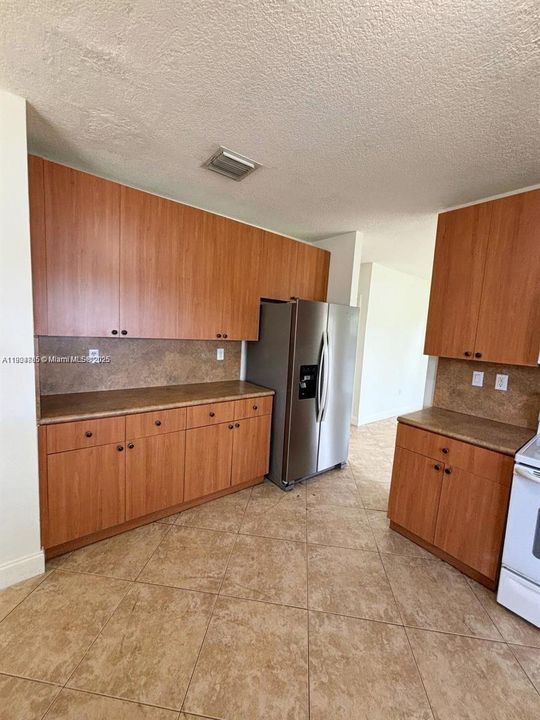 合同活跃: $3,000 (4 贝兹, 3 浴室, 2365 平方英尺)