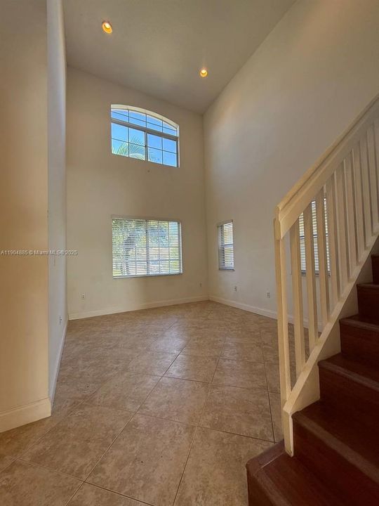 合同活跃: $3,000 (4 贝兹, 3 浴室, 2365 平方英尺)