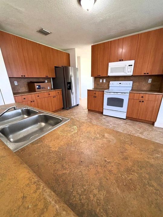 合同活跃: $3,000 (4 贝兹, 3 浴室, 2365 平方英尺)