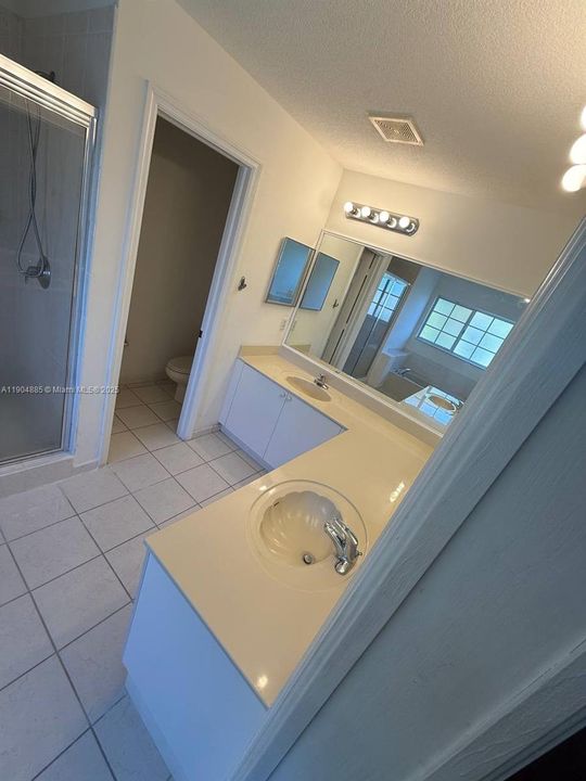 合同活跃: $3,000 (4 贝兹, 3 浴室, 2365 平方英尺)