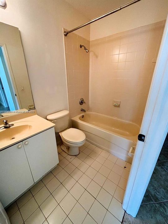 合同活跃: $3,000 (4 贝兹, 3 浴室, 2365 平方英尺)