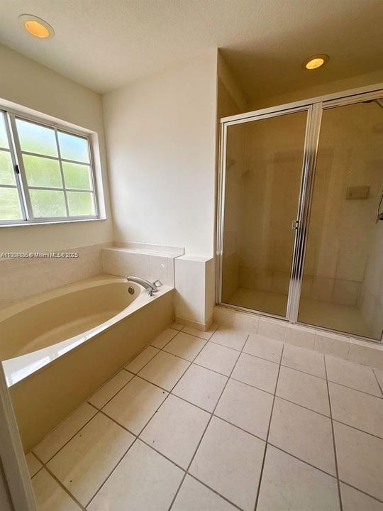 合同活跃: $3,000 (4 贝兹, 3 浴室, 2365 平方英尺)