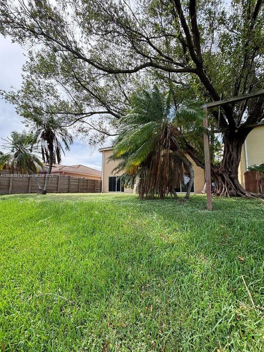 合同活跃: $3,000 (4 贝兹, 3 浴室, 2365 平方英尺)