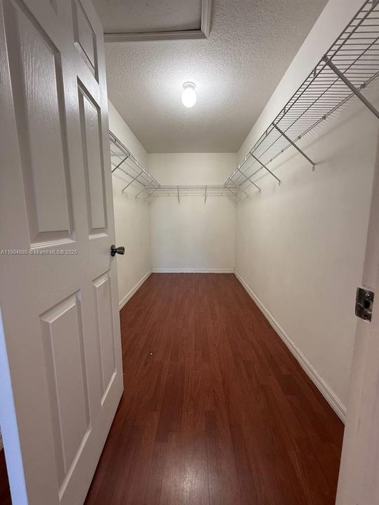 合同活跃: $3,000 (4 贝兹, 3 浴室, 2365 平方英尺)