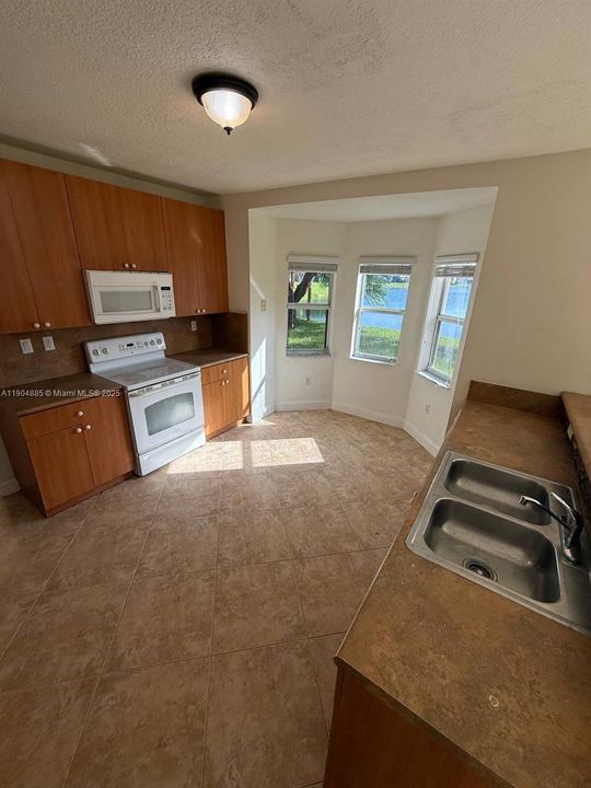 合同活跃: $3,000 (4 贝兹, 3 浴室, 2365 平方英尺)