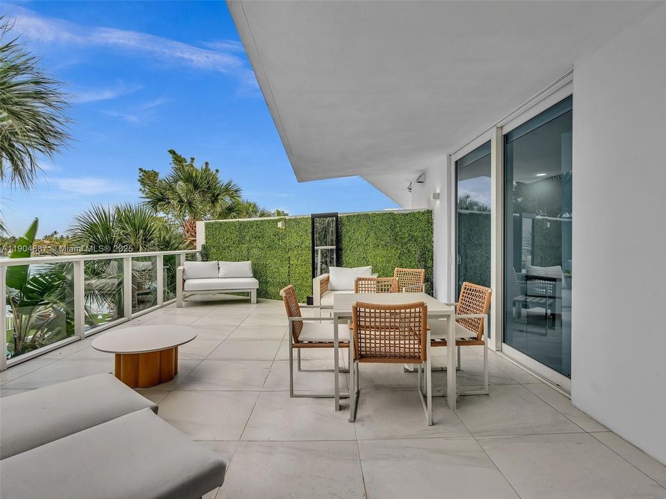 For Rent: $5,100 (2 beds, 2 baths, 1142 Square Feet)