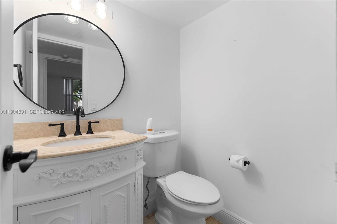 For Rent: $1,700 (1 beds, 1 baths, 714 Square Feet)