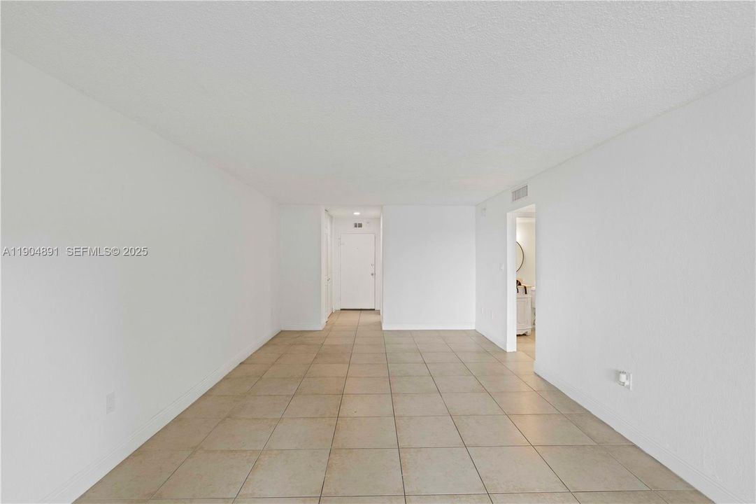 For Rent: $1,700 (1 beds, 1 baths, 714 Square Feet)