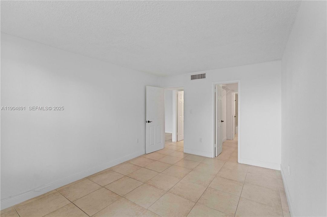 For Rent: $1,700 (1 beds, 1 baths, 714 Square Feet)