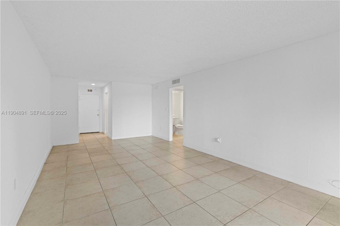 For Rent: $1,700 (1 beds, 1 baths, 714 Square Feet)