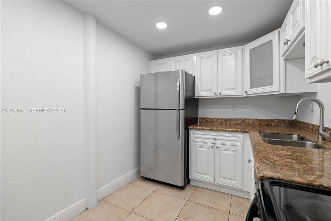 For Rent: $1,700 (1 beds, 1 baths, 714 Square Feet)