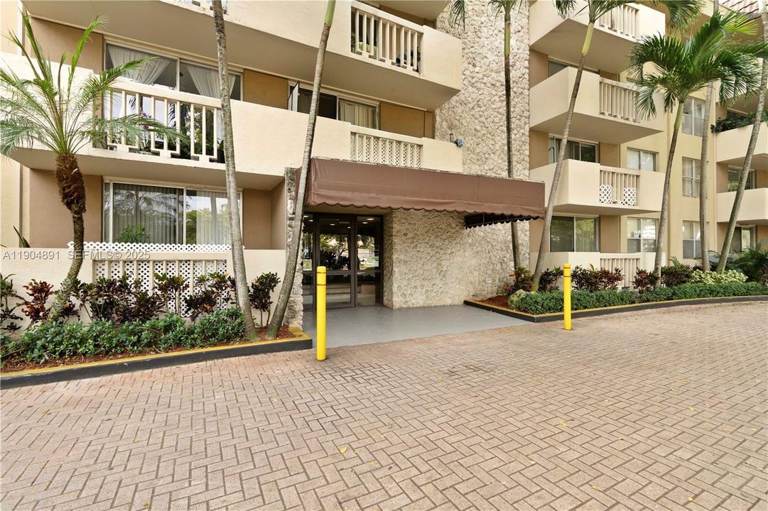 For Rent: $1,700 (1 beds, 1 baths, 714 Square Feet)