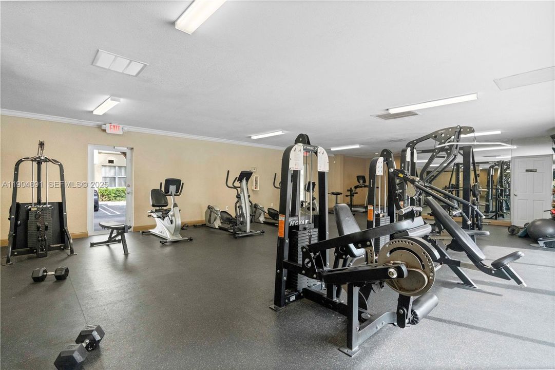 For Rent: $1,700 (1 beds, 1 baths, 714 Square Feet)