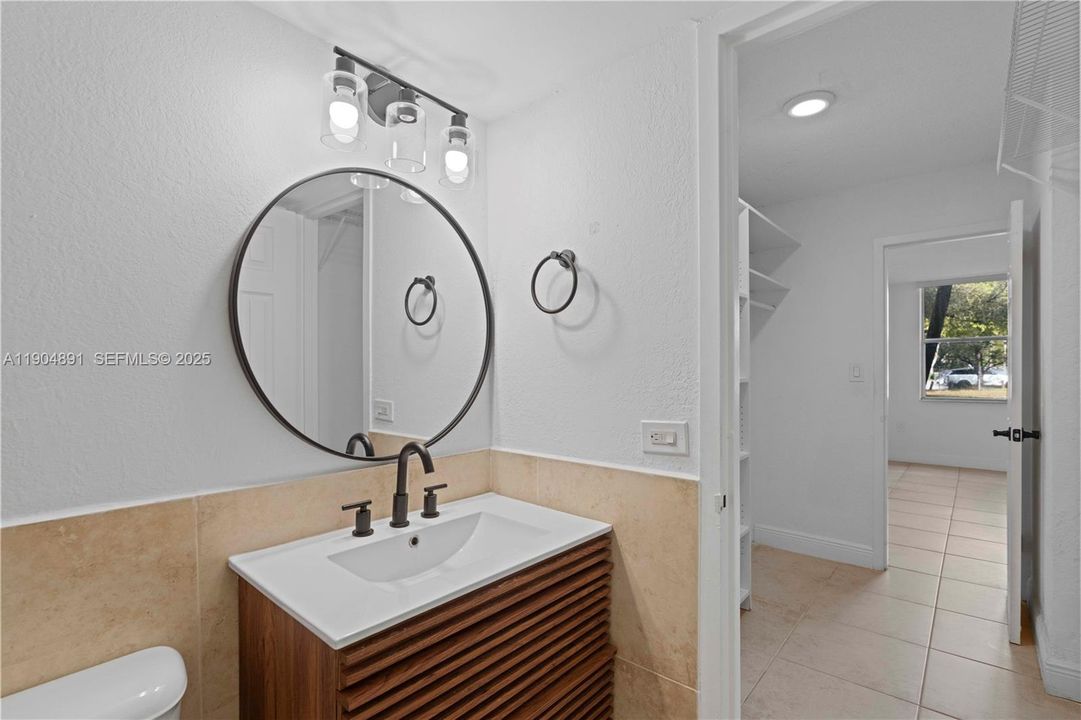 For Rent: $1,700 (1 beds, 1 baths, 714 Square Feet)