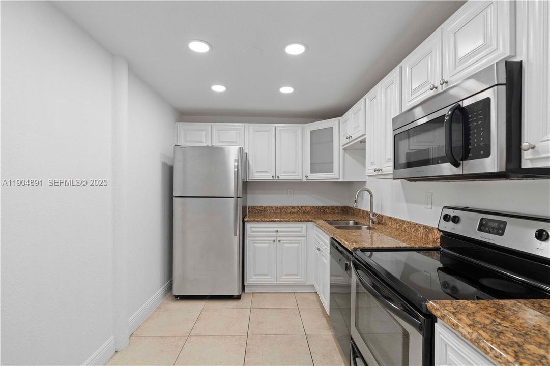 For Rent: $1,700 (1 beds, 1 baths, 714 Square Feet)