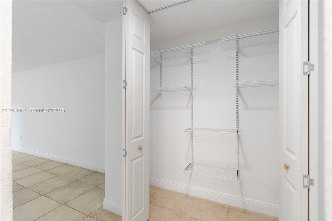 For Rent: $1,700 (1 beds, 1 baths, 714 Square Feet)