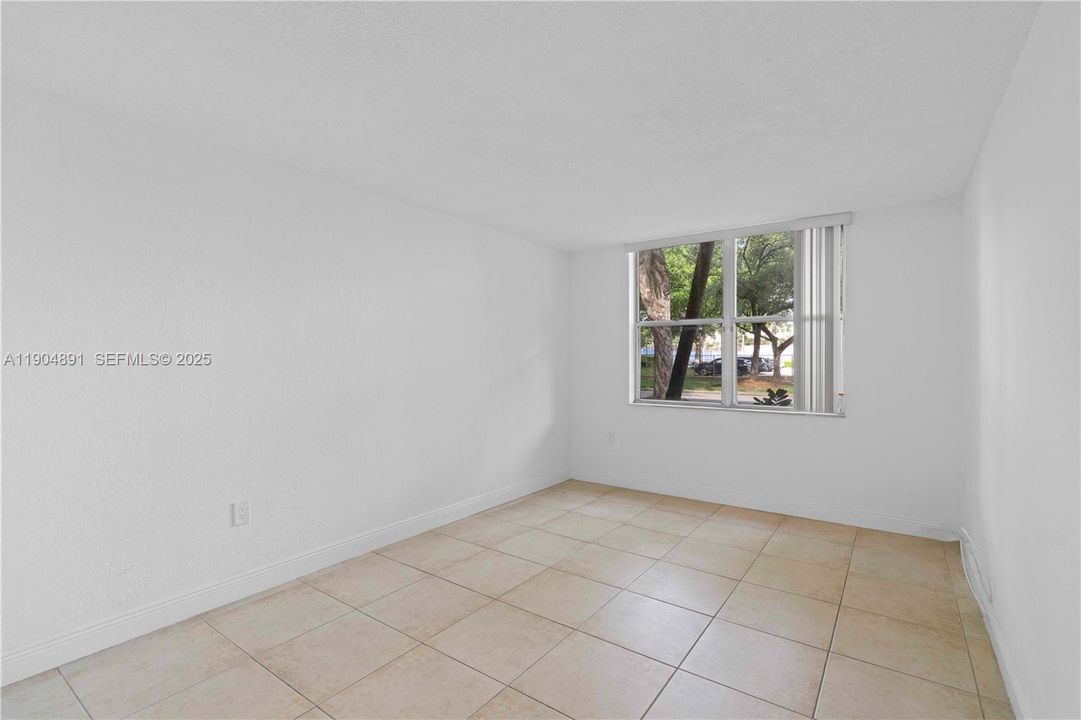 For Rent: $1,700 (1 beds, 1 baths, 714 Square Feet)