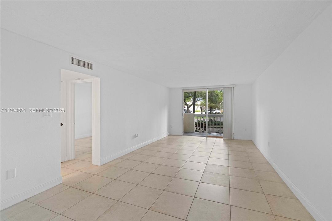 For Rent: $1,700 (1 beds, 1 baths, 714 Square Feet)