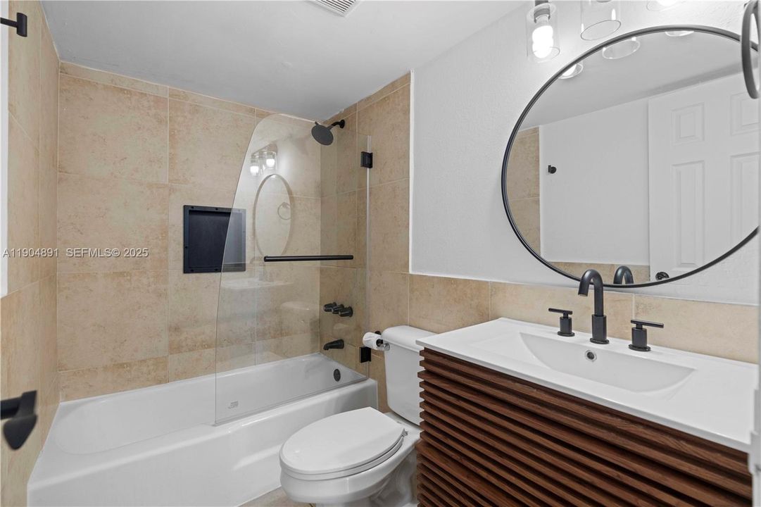 For Rent: $1,700 (1 beds, 1 baths, 714 Square Feet)