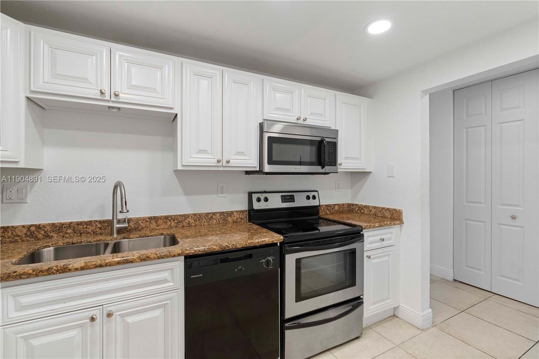 For Rent: $1,700 (1 beds, 1 baths, 714 Square Feet)