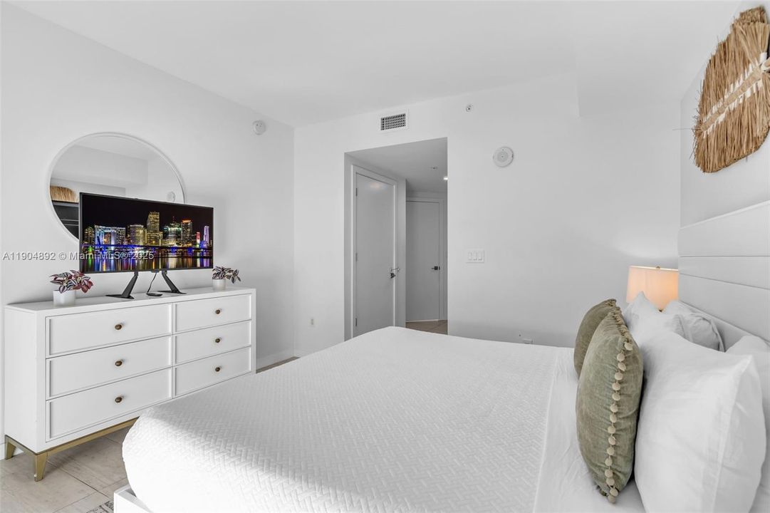 For Sale: $699,000 (2 beds, 2 baths, 1062 Square Feet)