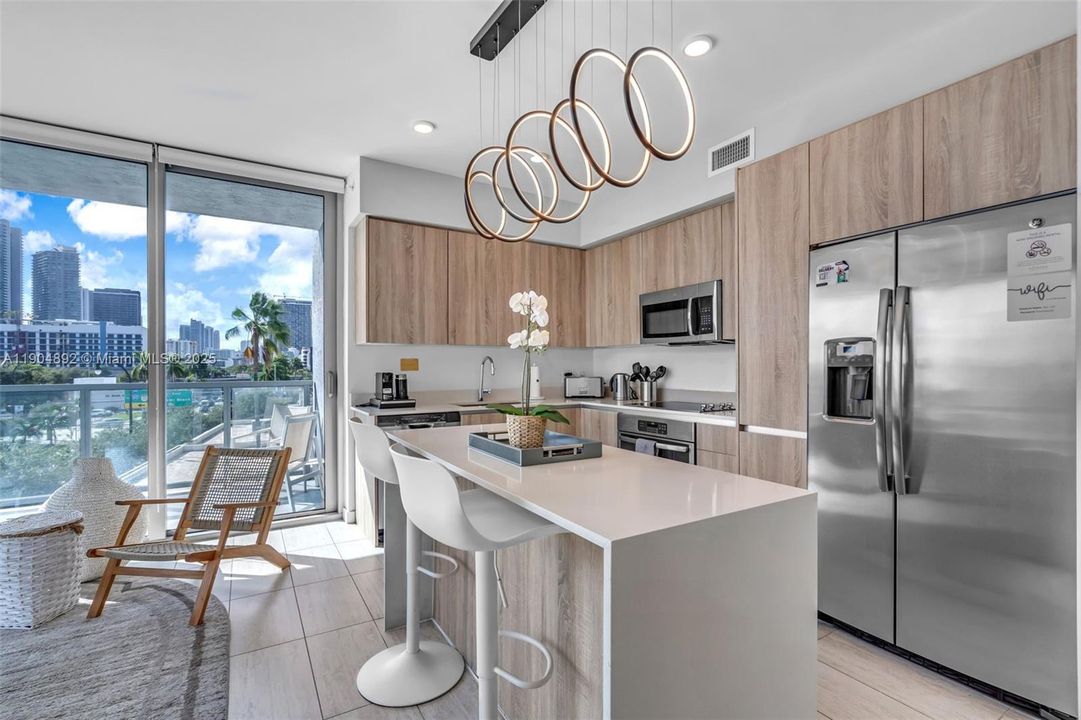 For Sale: $699,000 (2 beds, 2 baths, 1062 Square Feet)