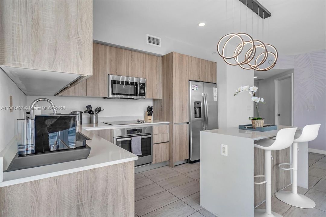 For Sale: $699,000 (2 beds, 2 baths, 1062 Square Feet)