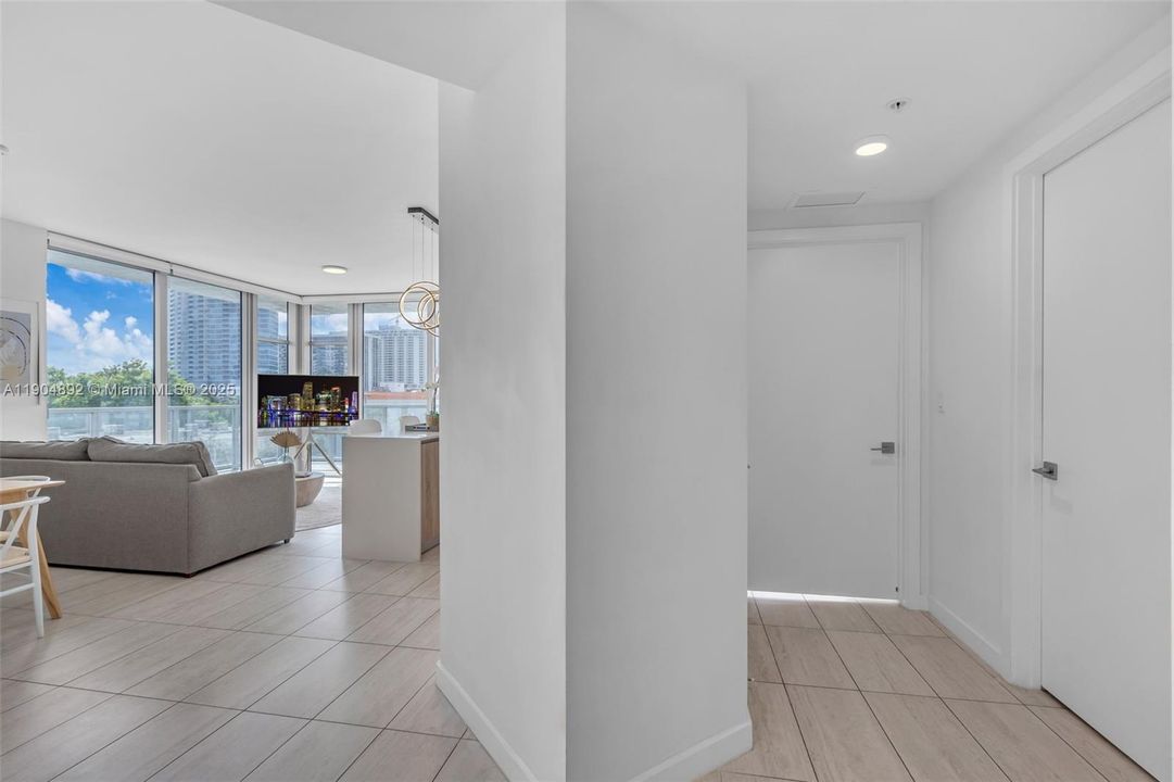 For Sale: $699,000 (2 beds, 2 baths, 1062 Square Feet)