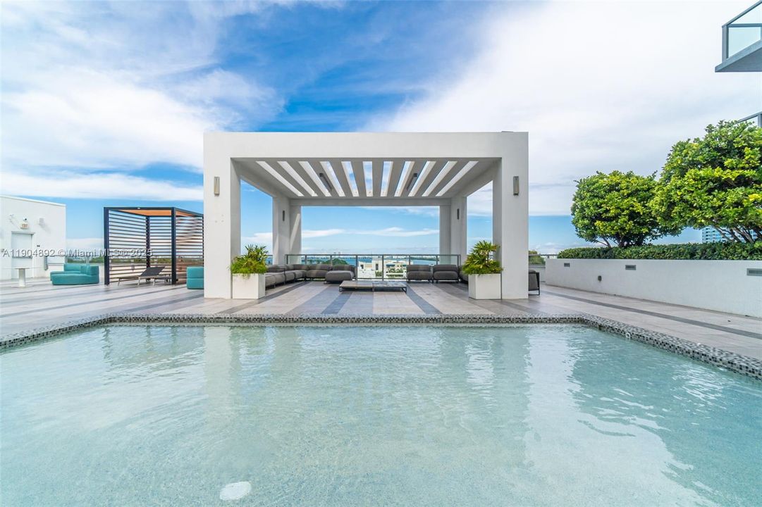 For Sale: $699,000 (2 beds, 2 baths, 1062 Square Feet)