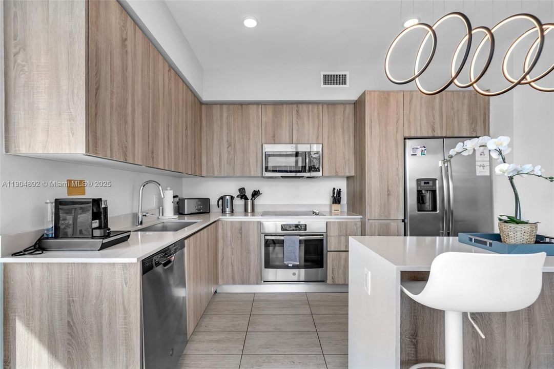 For Sale: $699,000 (2 beds, 2 baths, 1062 Square Feet)