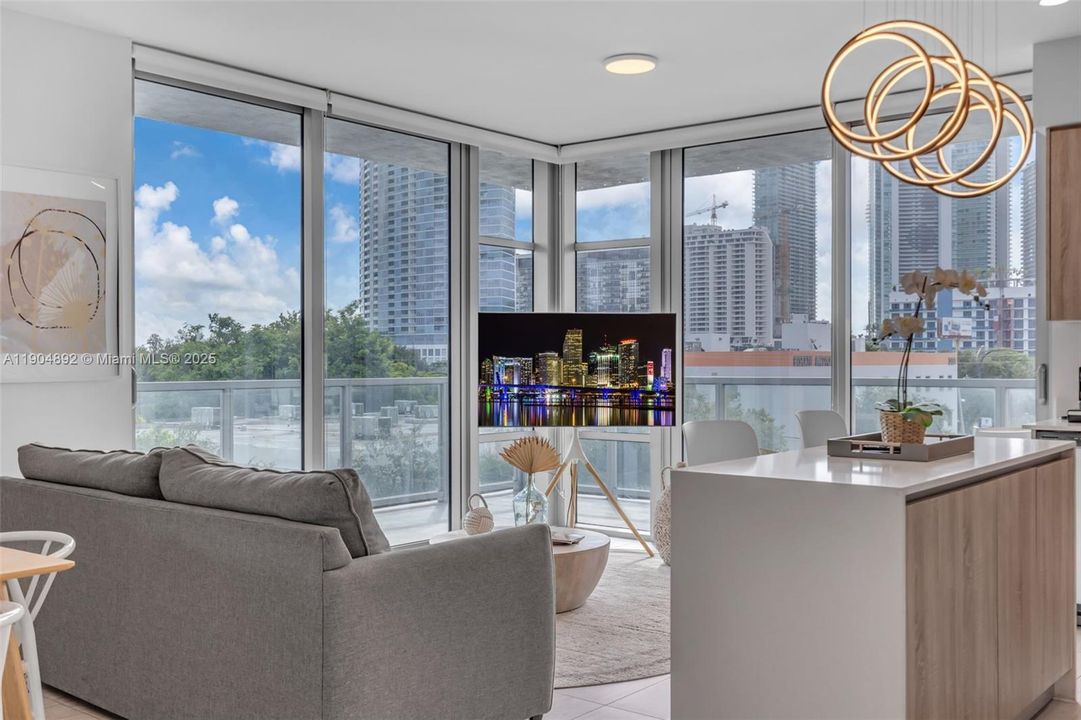 For Sale: $699,000 (2 beds, 2 baths, 1062 Square Feet)