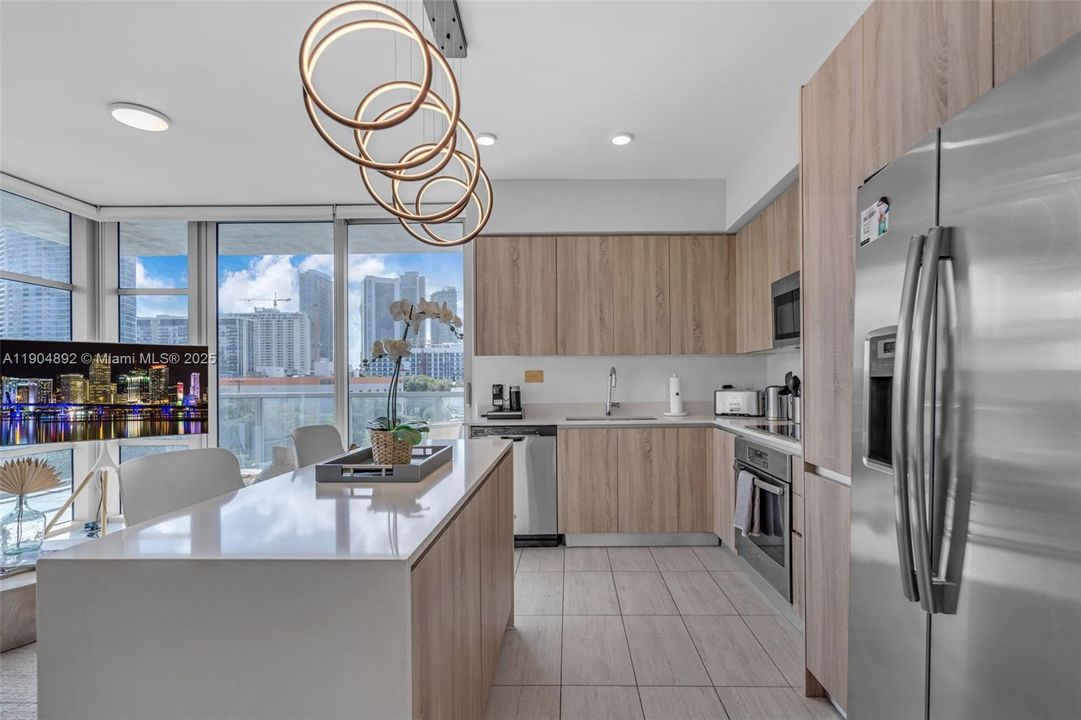 For Sale: $699,000 (2 beds, 2 baths, 1062 Square Feet)