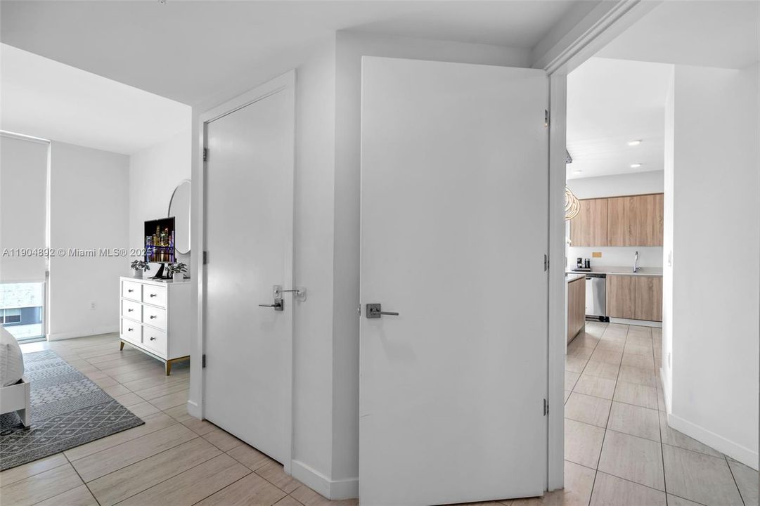 For Sale: $699,000 (2 beds, 2 baths, 1062 Square Feet)