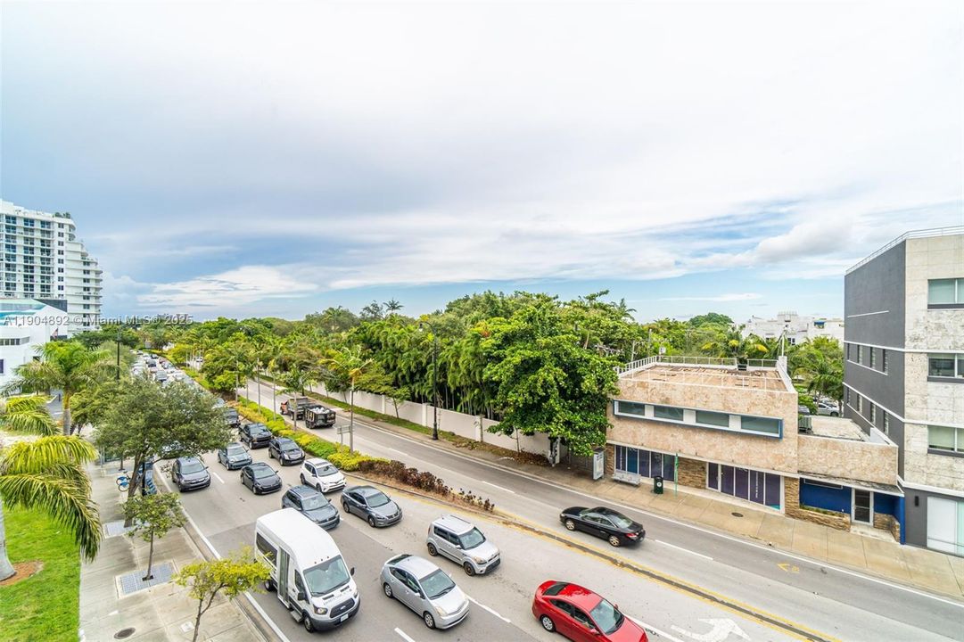 For Sale: $699,000 (2 beds, 2 baths, 1062 Square Feet)