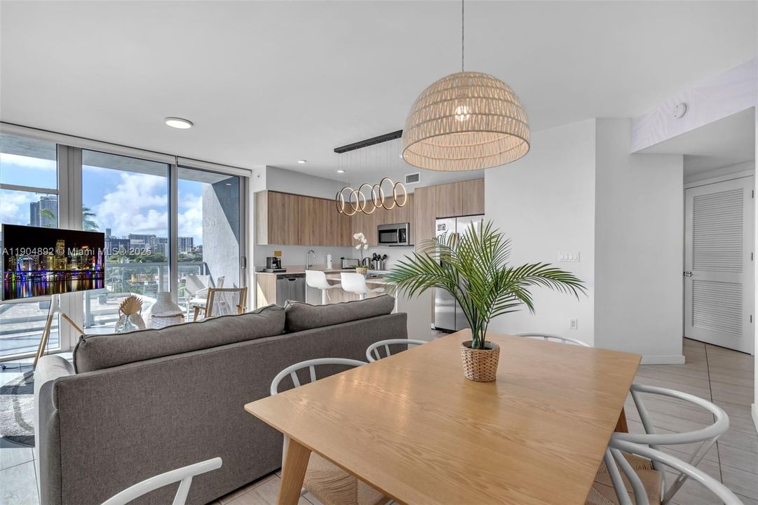 For Sale: $699,000 (2 beds, 2 baths, 1062 Square Feet)