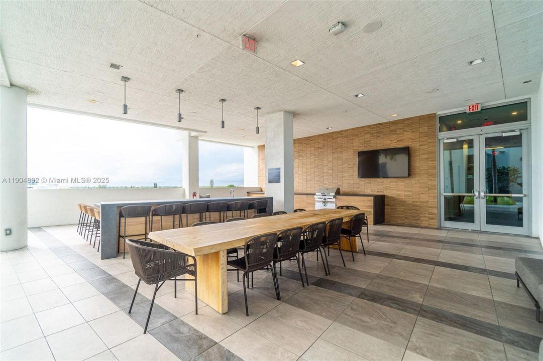 For Sale: $699,000 (2 beds, 2 baths, 1062 Square Feet)