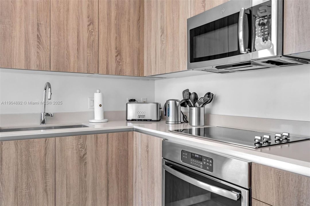 For Sale: $699,000 (2 beds, 2 baths, 1062 Square Feet)