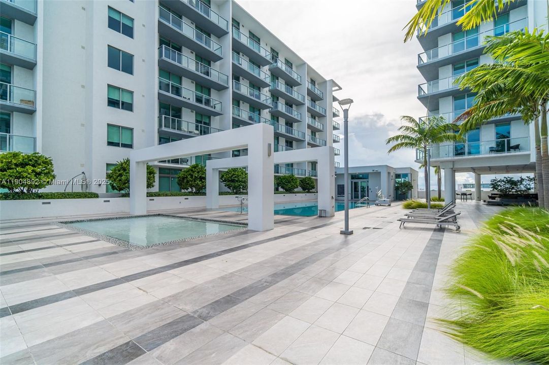 For Sale: $699,000 (2 beds, 2 baths, 1062 Square Feet)