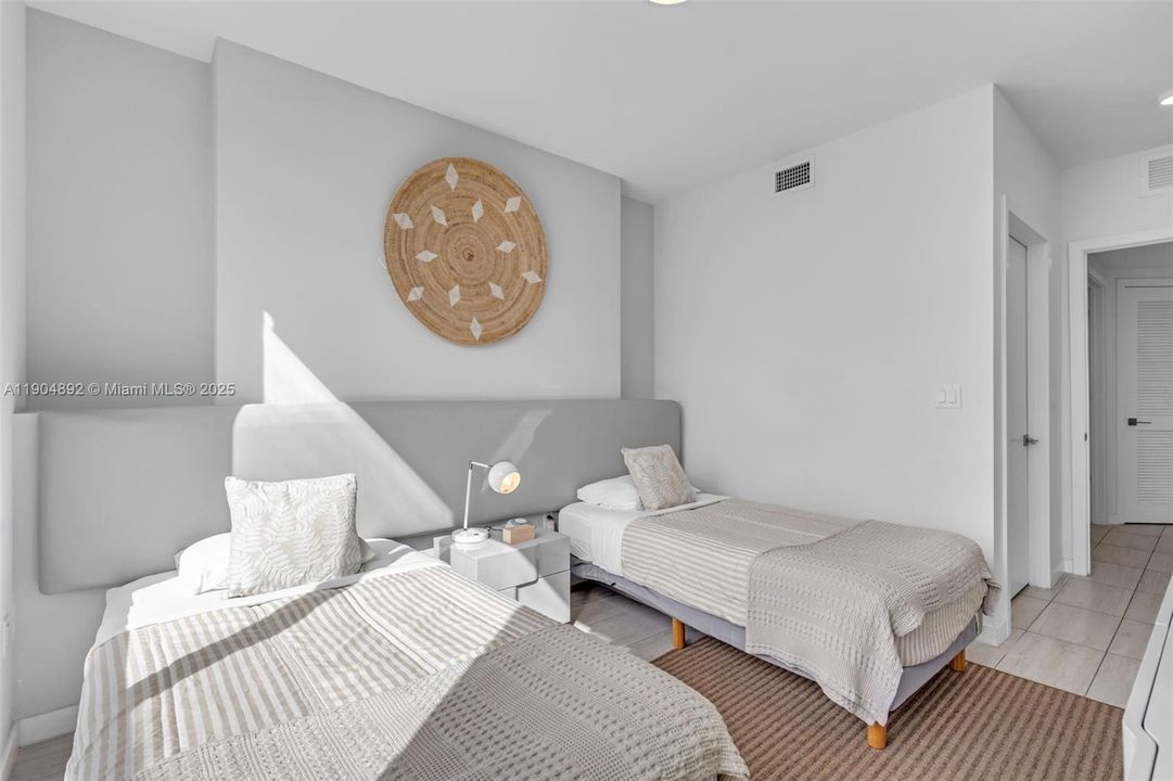 For Sale: $699,000 (2 beds, 2 baths, 1062 Square Feet)