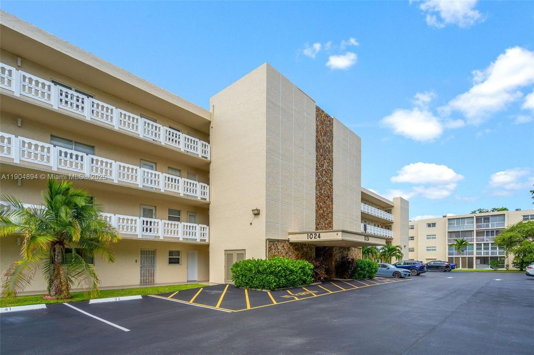 For Sale: $184,900 (2 beds, 2 baths, 1144 Square Feet)