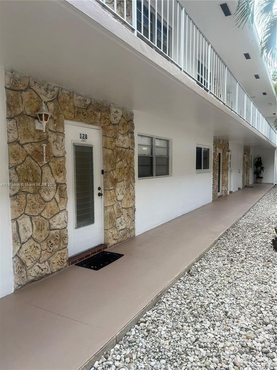 For Sale: $124,000 (2 beds, 1 baths, 705 Square Feet)