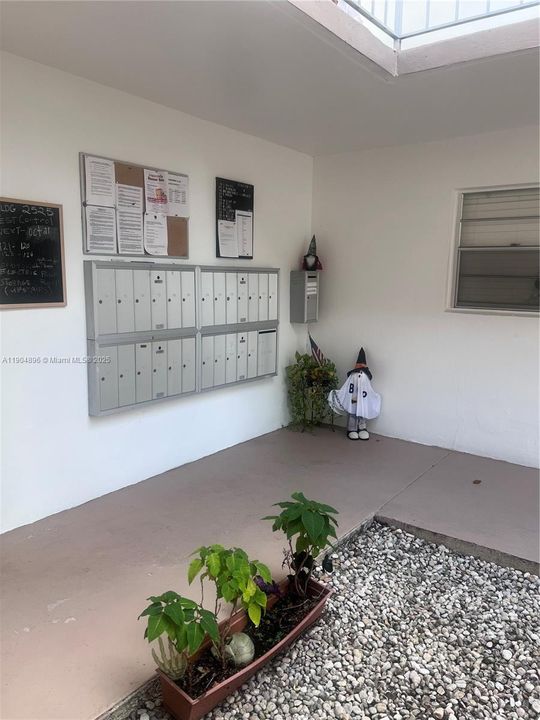 For Sale: $124,000 (2 beds, 1 baths, 705 Square Feet)