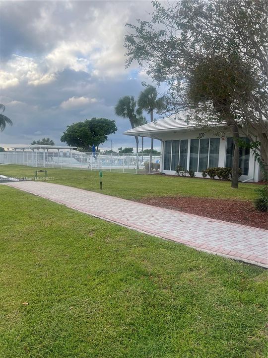 For Sale: $124,000 (2 beds, 1 baths, 705 Square Feet)