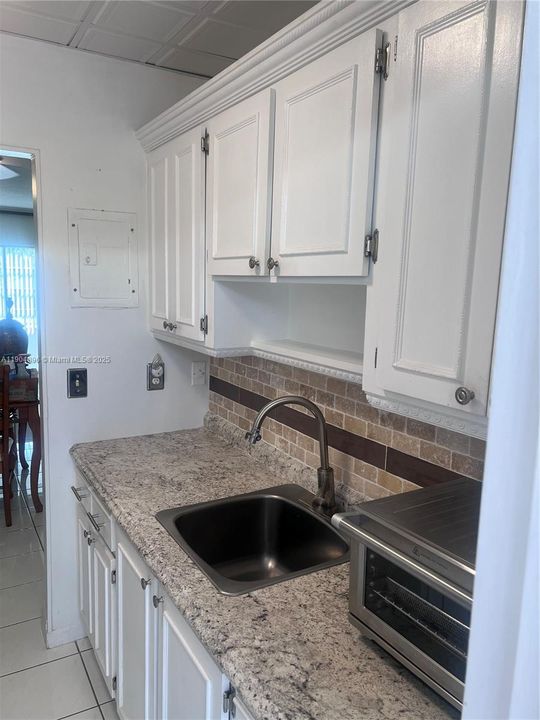 For Sale: $124,000 (2 beds, 1 baths, 705 Square Feet)