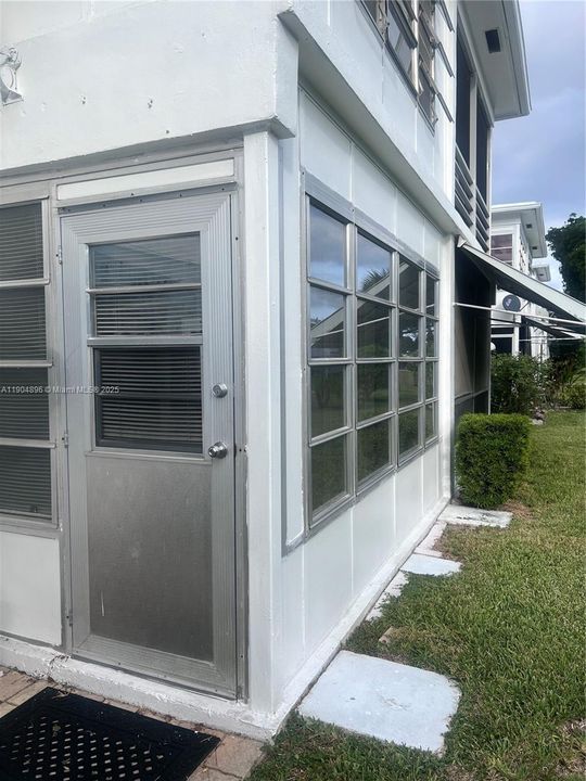 For Sale: $124,000 (2 beds, 1 baths, 705 Square Feet)