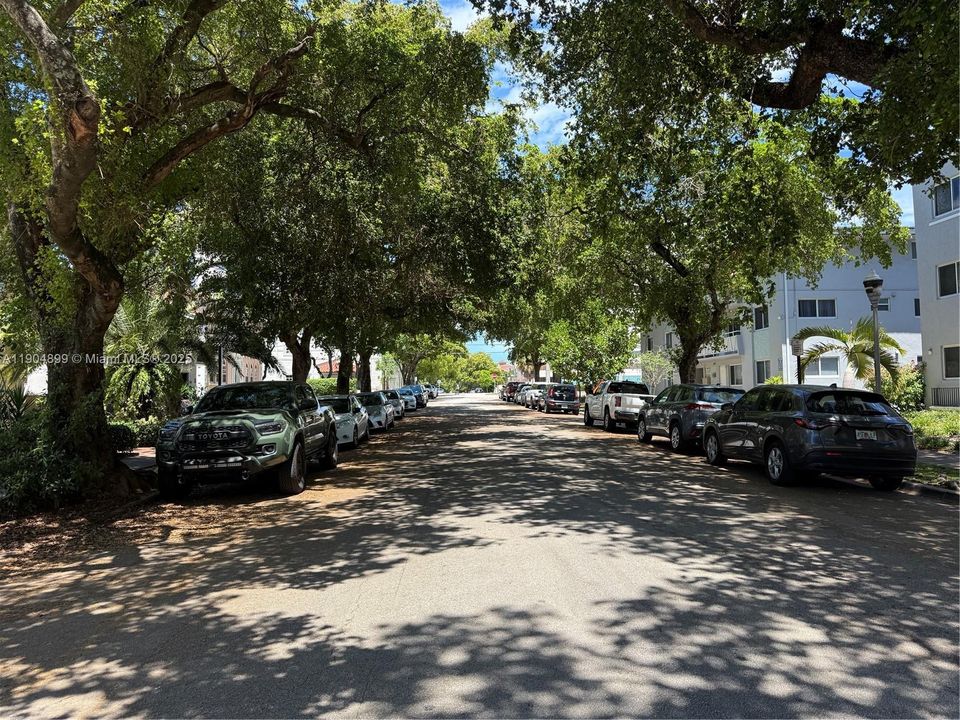 For Sale: $240,000 (1 beds, 1 baths, 525 Square Feet)