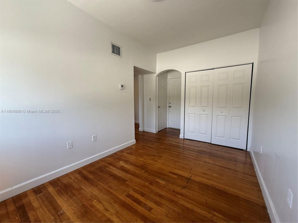For Sale: $240,000 (1 beds, 1 baths, 525 Square Feet)