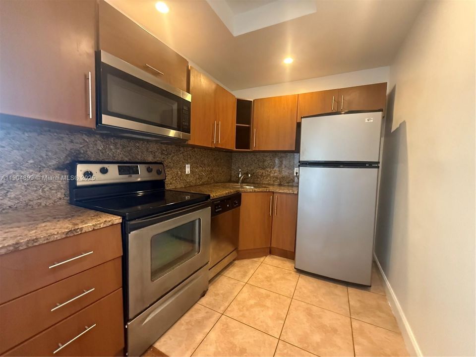 For Sale: $240,000 (1 beds, 1 baths, 525 Square Feet)