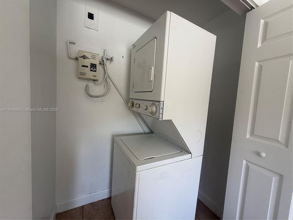 For Sale: $240,000 (1 beds, 1 baths, 525 Square Feet)