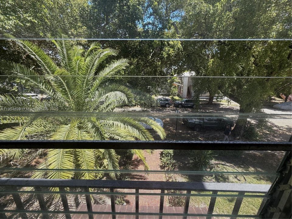 For Sale: $240,000 (1 beds, 1 baths, 525 Square Feet)